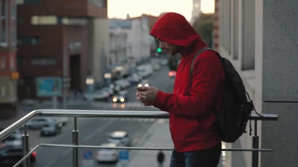 Jovem Casaco Vermelho Usando Telefone Inteligente Cidade Estrada Fundo — Vídeo de Stock