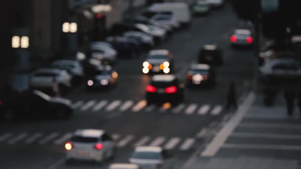 Tráfico Coches Desenfocado Ciudad Gente Cruza Calle Través Cebra — Vídeos de Stock