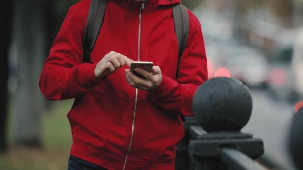 Recortado Hombre Chaqueta Roja Usando Teléfono Inteligente Ciudad Apoyada Cerca — Vídeos de Stock
