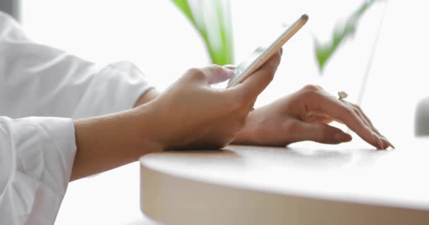 Fechar Mão Mulher Usando Tela Sensível Toque Telefone Móvel Café — Vídeo de Stock