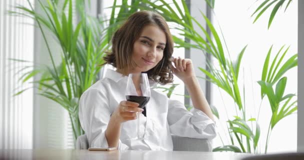 Mujer Tocándose Pelo Restaurante Esto Gesto Coqueteo — Vídeos de Stock