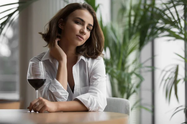 Giovane Donna Con Bicchiere Vino Rosso Seduto Nel Ristorante — Foto Stock