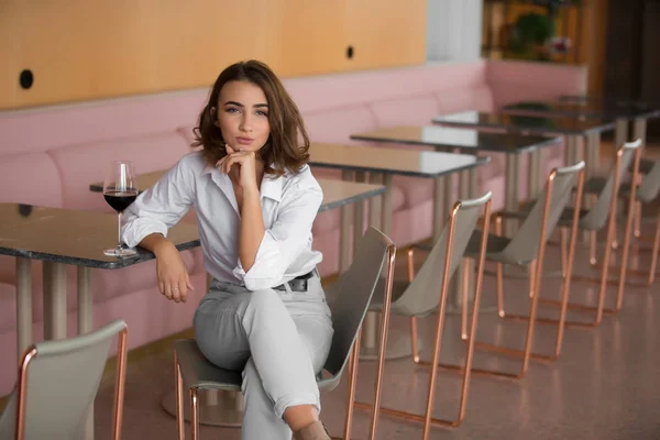 Restoran Yaslanmış Kafasına Oturma Genç Kadın Portre — Stok fotoğraf