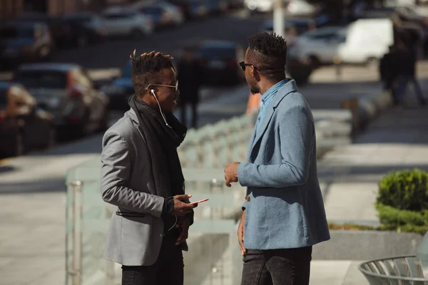 Двоє Молодих Африканських Бізнесменів Друзі Розмовляють Вулиці — стокове фото