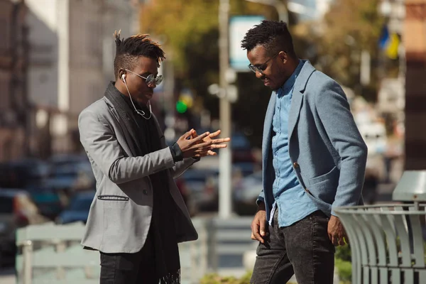 Двоє Молодих Африканських Бізнесменів Друзі Розмовляють Вулиці — стокове фото