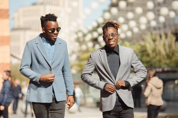 Двоє Молодих Африканських Бізнесменів Друзі Ходять Розмовляють Міській Вулиці — стокове фото