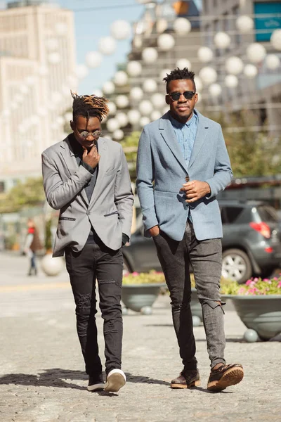 Deux Jeunes Hommes Affaires Africains Amis Marchant Parlant Dans Rue — Photo