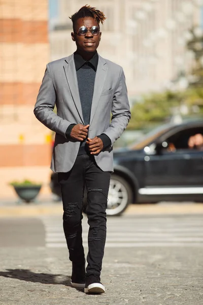 Африканських Підприємців Класичний Костюм Рвані Джинси Ходіння Міській Вулиці — стокове фото