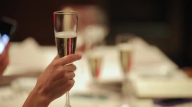 Şampanya cam el içinde parti