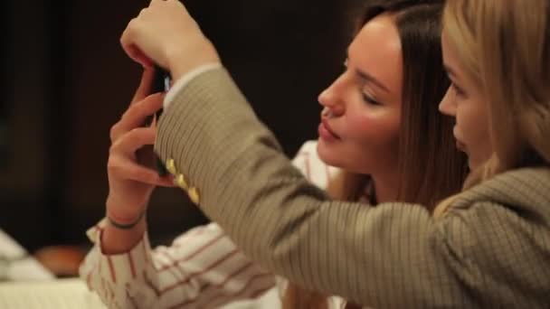 Partij Vrouwen Zoek Naar Foto Slimme Telefoon Scherm — Stockvideo