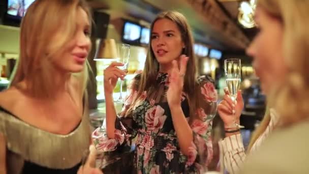 Impreza Urodzinowa Party Znajomych Kobiet Rozmawiać Sobą — Wideo stockowe