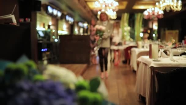 Urodzinowe Party Kobieta Umieścić Nowy Bukiet Kwiatów Kolekcji — Wideo stockowe