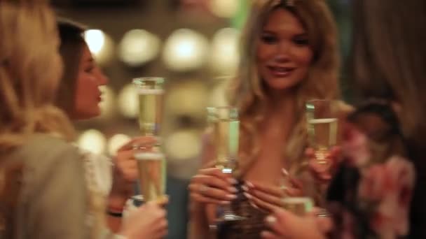 シャンパン グラスを持って話している女性の友人の誕生日パーティー — ストック動画