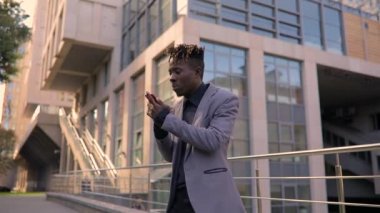 Şehirde dans mutlu neşeli Afrika iş adamı