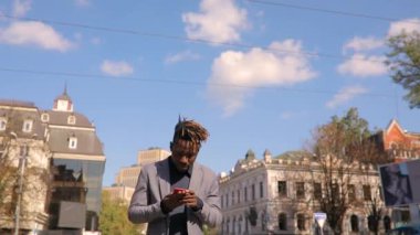 Şanslı genç işadamı içinde hareket eden telefon iyi haber izlemek