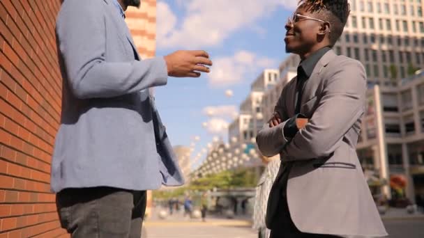 Deux Jeunes Hommes Affaires Qui Parlent Ville — Video