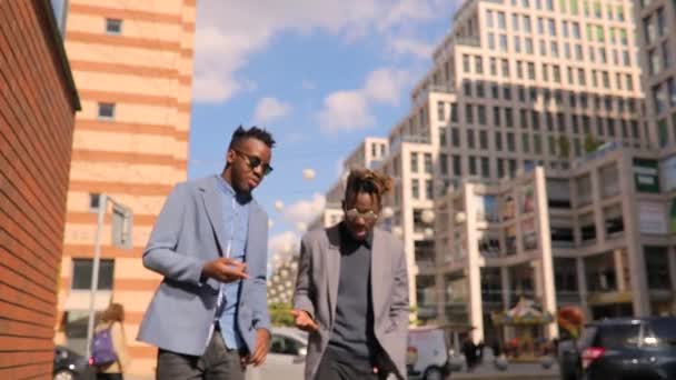 Dos Jóvenes Amigos Hombres Negocios Caminando Hablando Centro Ciudad — Vídeo de stock