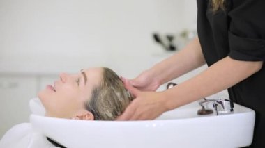 Güzellik kavramı, baş Kuaför Salonu yıkama Kuaför olan kadın