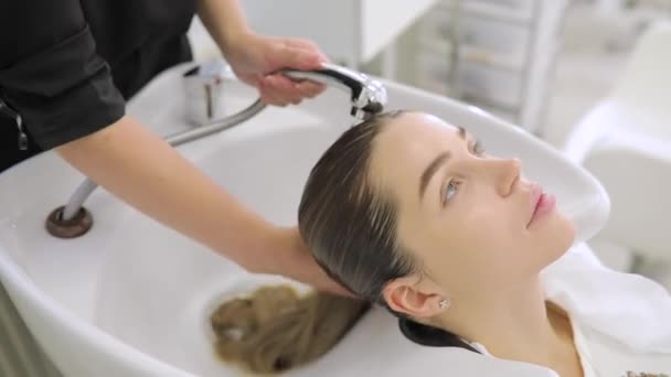 Beauty Koncept Mladá Žena Kadeřnicí Mytí Hlavy Kadeřnictví — Stock video