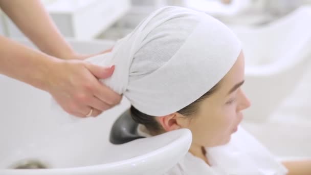 뷰티 개념, 머리에 수건으로 미용사의 살롱에서 젊은 여자 — 비디오