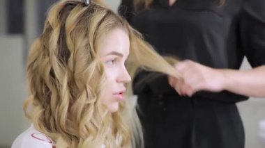 Kuaförler Berber salonları, ana saç maşası ile yapmak