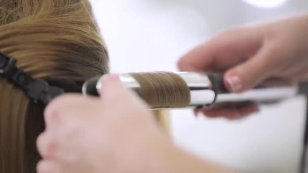 Fodrász szalon, master hogy frizura a hajsütővas, közelről — Stock videók