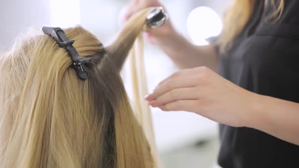 Cabeleireiro salão, mestre fazer penteado com ferro de ondulação, close-up — Vídeo de Stock