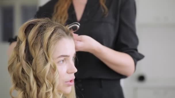 Peluquería, maestro hacer peinado con rizador — Vídeos de Stock