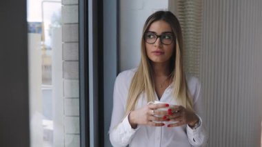 Pencereden bakarak iyi görme için gözlük güzel kadın