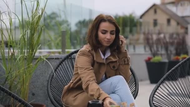 Jeune Femme Buvant Thé Vert Chaud Café Extérieur Journée Froide — Video