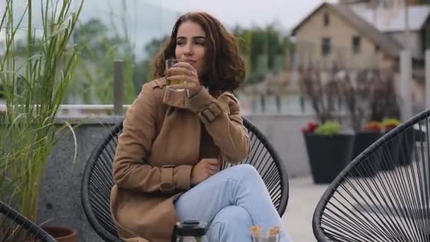 Jonge Vrouw Drinken Van Warme Groene Thee Het Terras Koude — Stockvideo