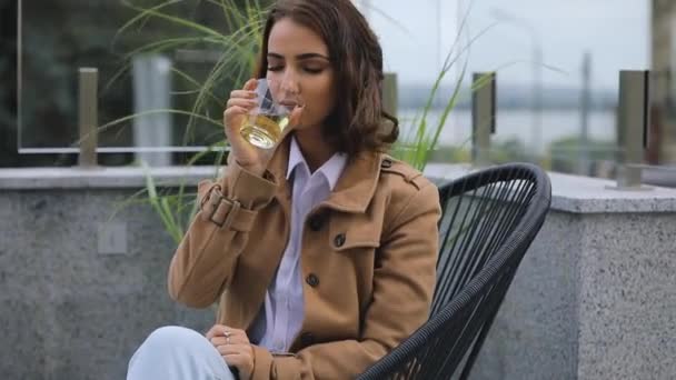 Mujer Joven Bebiendo Verde Caliente Cafetería Aire Libre Día Frío — Vídeo de stock