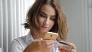 Kadın alışveriş online kafede smartphone içine banka kartı sayısı yazmak