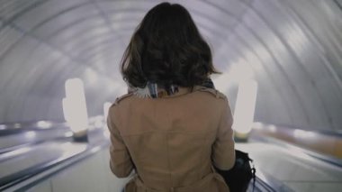 Metro yürüyen merdiven içinde arka görünümü kadın