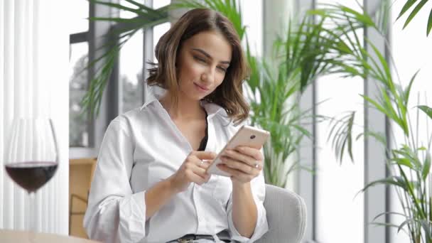 Mulher Usando Smartphone Sentado Café — Vídeo de Stock