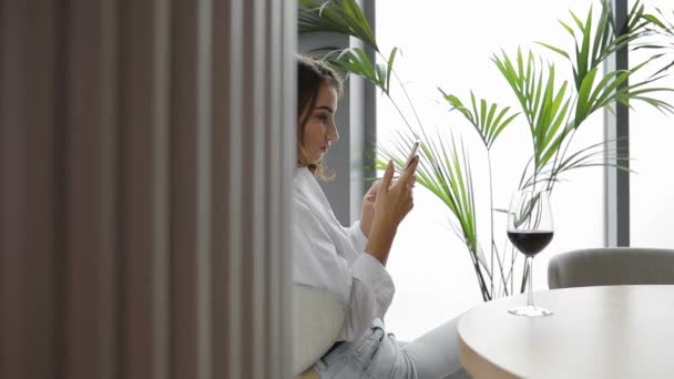 Mujer Usando Teléfono Inteligente Sentado Cafetería — Vídeos de Stock