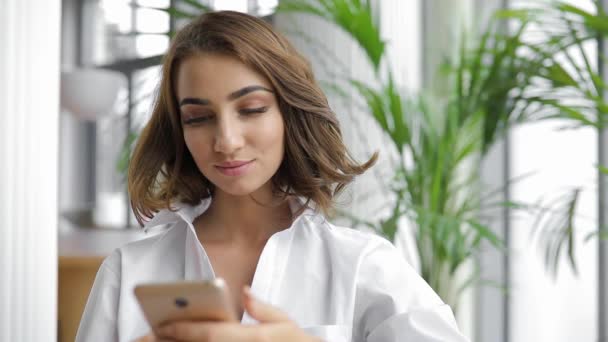 Mujer Sonriente Con Smartphone — Vídeos de Stock