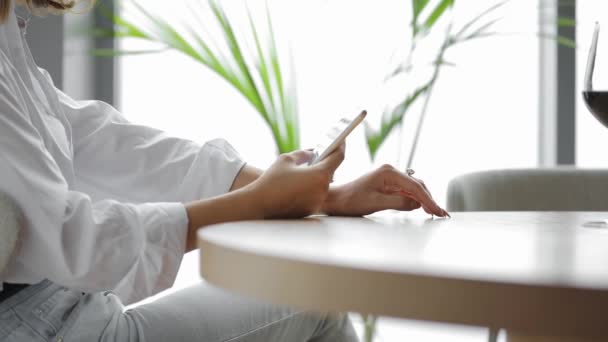 Close Van Vrouw Hand Gebruik Mobiele Telefoon Witte Café — Stockvideo