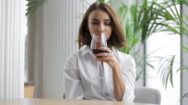 Mulher Cheirar Aroma Vinho Ond Beber — Vídeo de Stock