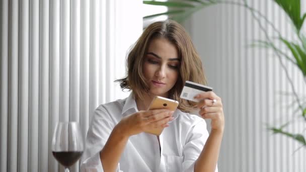 Женщина Переписывает Номер Кредитной Карты Магазин Смартфонов Онлайн Кафе — стоковое видео