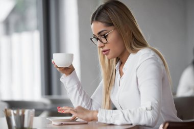 Kadın var kahve molası, cep telefonunuzun ve