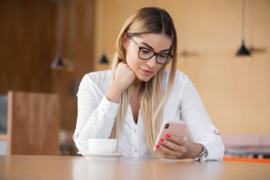 Kadın telefonunuzun ve kafede kahve molası, var