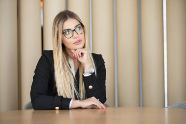 Tablo bir eğilimi başında el oturma işkadını portre