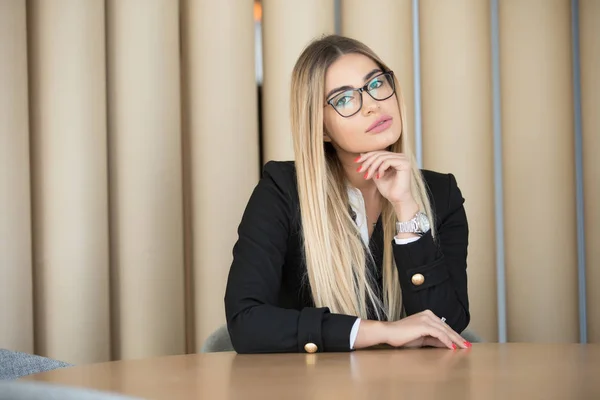 Zakenvrouw Portret Aan Tafel — Stockfoto