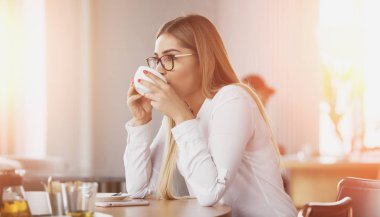 Kahve fincanı kafe, güneş ışığı içme kadın