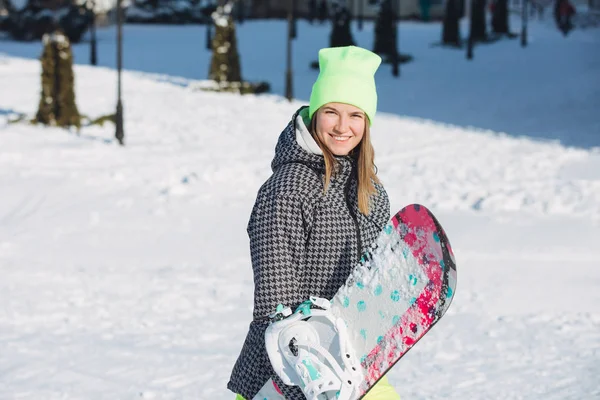 Femme Portant Son Snowboard Sur Une Pente Enneigée — Photo