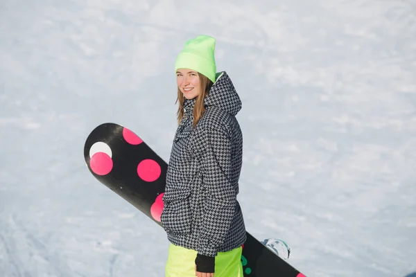 Femme Portant Son Snowboard Sur Une Pente Enneigée — Photo