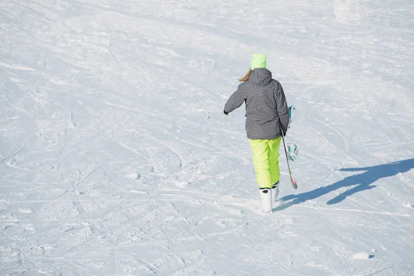 Mujer Llevando Tabla Snowboard Vista Trasera — Foto de Stock