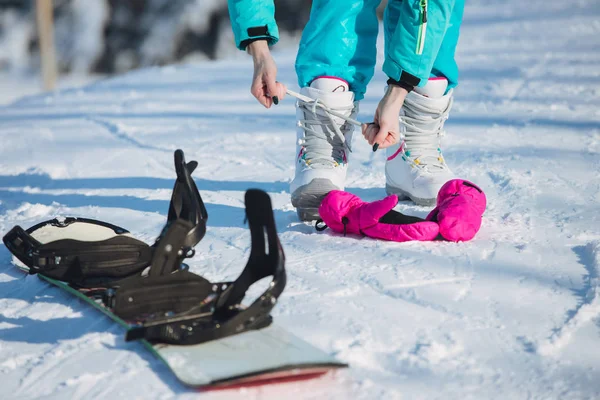 Snowboarder Sujetar Las Botas Antes Empezar —  Fotos de Stock