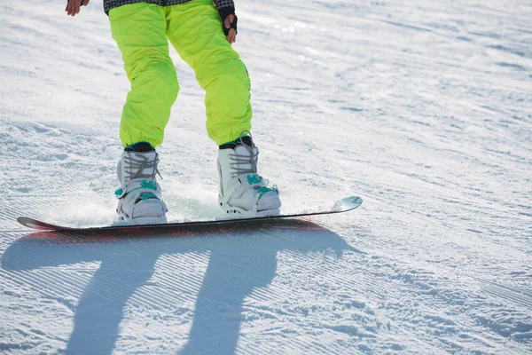 Las Piernas Snowboarder Cabalgando Sobre Una Nieve —  Fotos de Stock